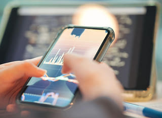 Investisseur examinant le processus transparent de transfert de fonds et de retrait