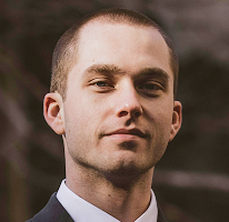 Portrait de Thomas Whitfield, expert du marché des cryptomonnaies et analyste en trading