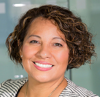 Portrait de Claire Ashford, en charge de la conformité en réglementation financière